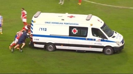 В Португалии машина скорой помощи заглохла посреди футбольного поля - толкали обе команды (видео)