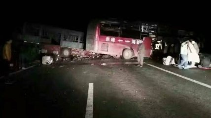 В Китае автобус столкнулся с фурой, много погибших