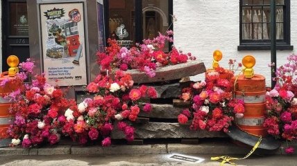 "Цветочные вспышки": флорист украшает улицы Нью-Йорка композициями из цветов (Фото)