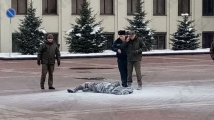В центре Минска у дома правительства мужчина поджег себя (фото и видео)