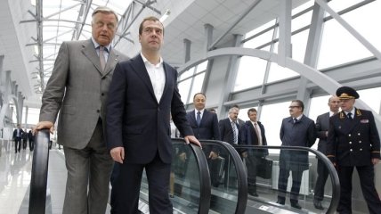 Российский премьер Медведев прибыл на спорный Курильский остров