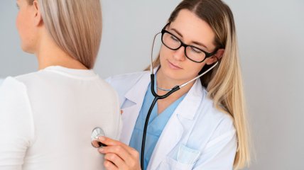 Жінка на прийомі у лікарки