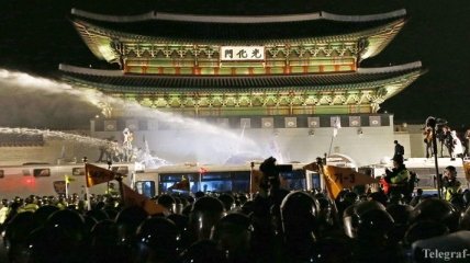 Полиция Сеула применила слезоточивый газ против 10 тыс демонстрантов