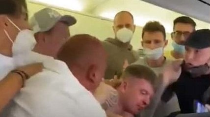 На борту самолета произошла драка из-за отказа пассажиров лететь в масках