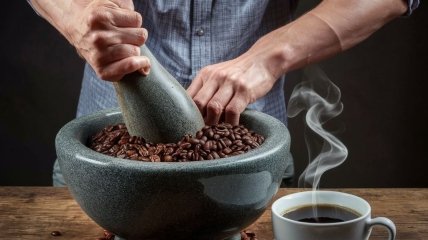 Есть действенные методы, которые помогут смолоть кофе без кофемолки (изображение создано с помощью ИИ)