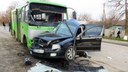 В Балаклее столкнулись легковушка и автобус, много пострадавших