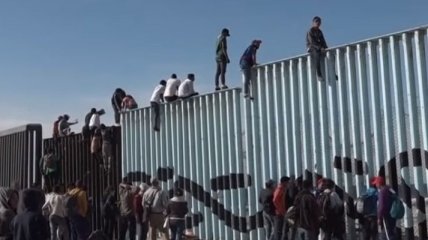 Караван мигрантов добрался до границы США и Мексики (Видео)