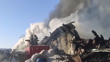 Знову горять: у росіян масштабна пожежа на тисячі квадратних метрів (відео)