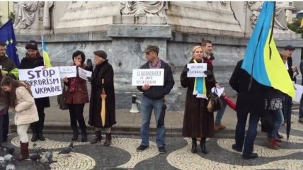 Украинцы Лиссабона вышли с плакатами "Я - Волноваха"