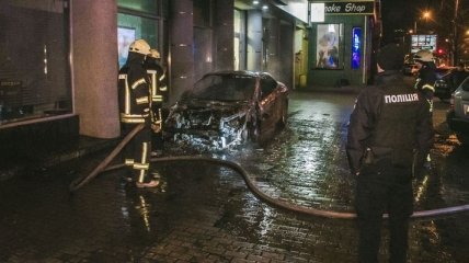 В центре Киева горело авто, огонь перекинулся на жилой дом