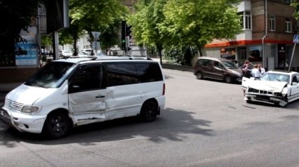 ДТП в Днепре: дорогу не поделили Mercedes и BMW