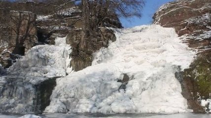Замерз самый большой равнинный водопад Украины