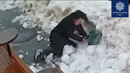 В Киеве упавшая с крыши глыба снега едва не убила женщину: видео момента ЧП