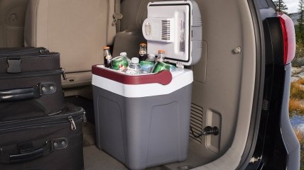 Холодильник в багажнике авто