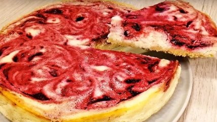 Сметанный пирог с ягодами - лучший повод освободить морозильник