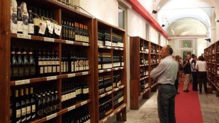 Разнообразное итальянское вино - на празднике в Асти