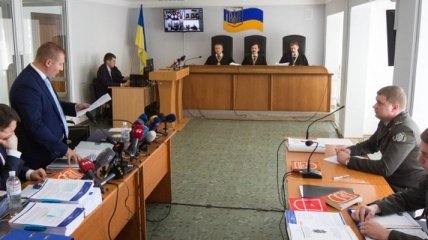 Суд по госизмене Януковича начался с опозданием из-за протестов адвокатов 