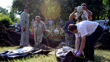 В Славянске проводится эксгумация массовых захоронений