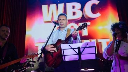 Кличко и Маурисио Сулейман спели хит The Beatles на вечере талантов WBC (Видео)