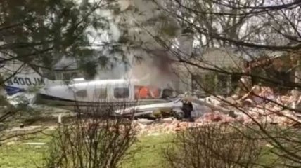 В США двухмоторный самолет упал на жилой дом