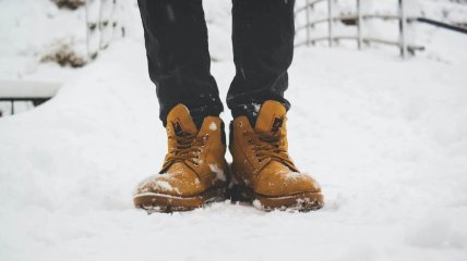 У зимней обуви обычно есть протектор, снижающий скольжение