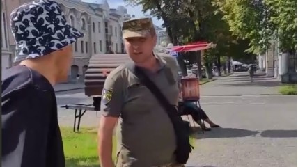 Роман Заволока прямо на улице начал оскобрлять военного