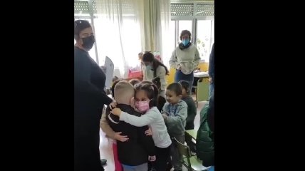 Дети в Испании встречают укрианского мальчика