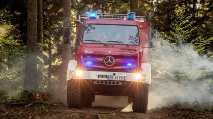 Гроза лесных пожаров: Mercedes представил уникальное авто для пожарных служб (Видео)