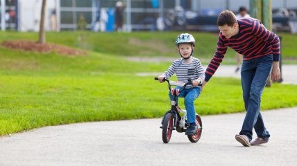 Как научить ребенка кататься на двухколесном велосипеде