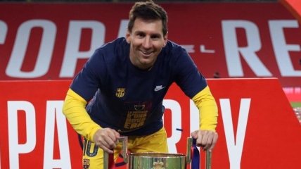 Месси и его "фанаты": игроки "Барселоны" выстроились в очередь для фото с капитаном (видео)