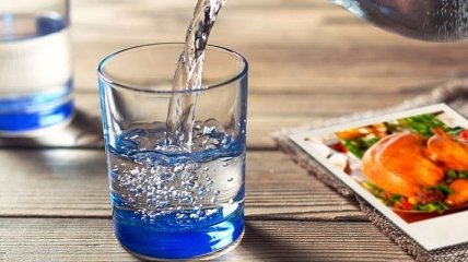 Полезные советы: почему во время приема пищи не стоит пить холодную воду