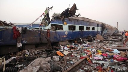 Число погибших при крушении поезда в Индии превысило 100 человек