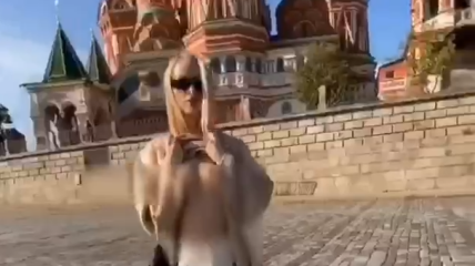 Лола Банни обнажила грудь на Красной площади