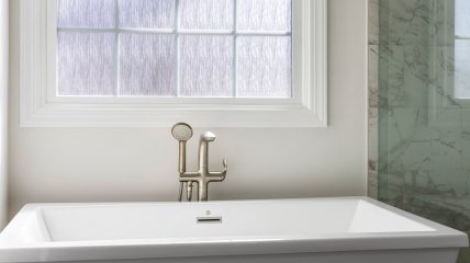 Используя этот трюк, вы сможете сохранить свою ванну белой и чистой