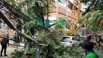 В центре столицы Таиланда упал строительный кран, есть пострадавшие