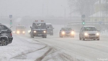 Снегопады в Румынии осложнили движение на автотрассах и железной дороге