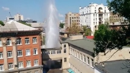 В харьковской школе забил "гейзер" (Видео)