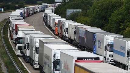 Тысячи грузовиков заблокированы перед въездом в тоннель под Ла-Маншем
