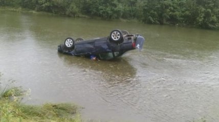 На Прикарпатье автомобиль упал в реку