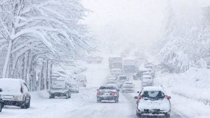 Шторм с дождем и снегом: в трех областях ограничили движение транспорта
