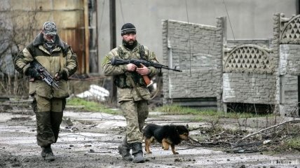 АТЦ: Боевики недалеко от Луганска развернули лагерь с бронетехникой