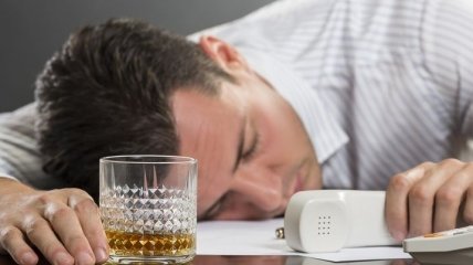 Психологи развеяли миф о том, что алкоголь кардинально меняет личность человека