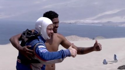 Житель Перу помог гонщикам откопать машину во время гонки "Дакар" (Видео)