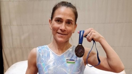 Не дивіться їй у паспорт! 47-річна гімнастка виграла медаль Кубка світу