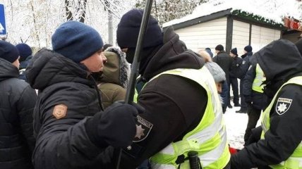 На Софийской площади полиция задержала людей с оружием
