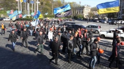 В Киеве возле здания Минэнергоугля пикетуруют около 300 шахтеров
