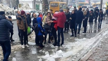 Падение ледяной глыбы на ребенка в Полтаве: 6-летняя девочка в коме