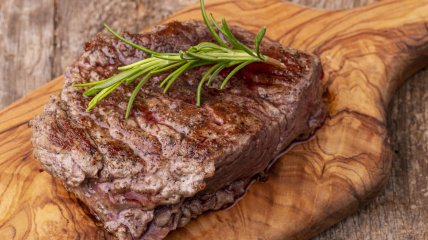 Соковита яловичина цільним шматком: головна м’ясна страва без жодного пересушування (відео)
