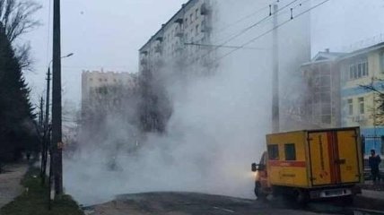 В Киеве снова прорвало теплотрассу, улицу накрыло паром