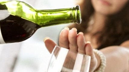 Психологи рассказали, как убедить человека бросить пить
